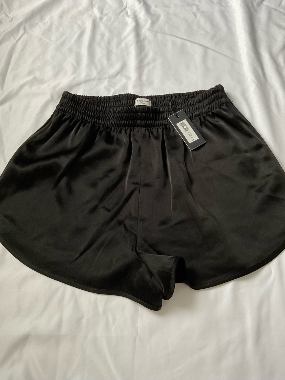 aritizia babaton hilltop short size small satin nwt